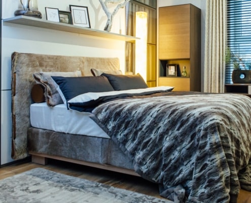 Schlafzimmer mit Fellbett 